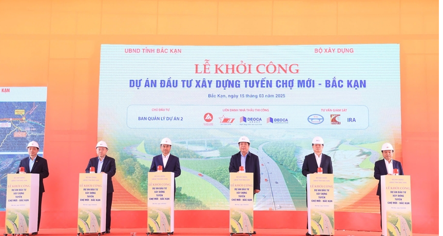 Các đại biểu thực hiện nghi thức khởi công Link Trang Chủ PG88.Com Mới #2026 cao tốc Chợ Mới - Bắc Kạn.