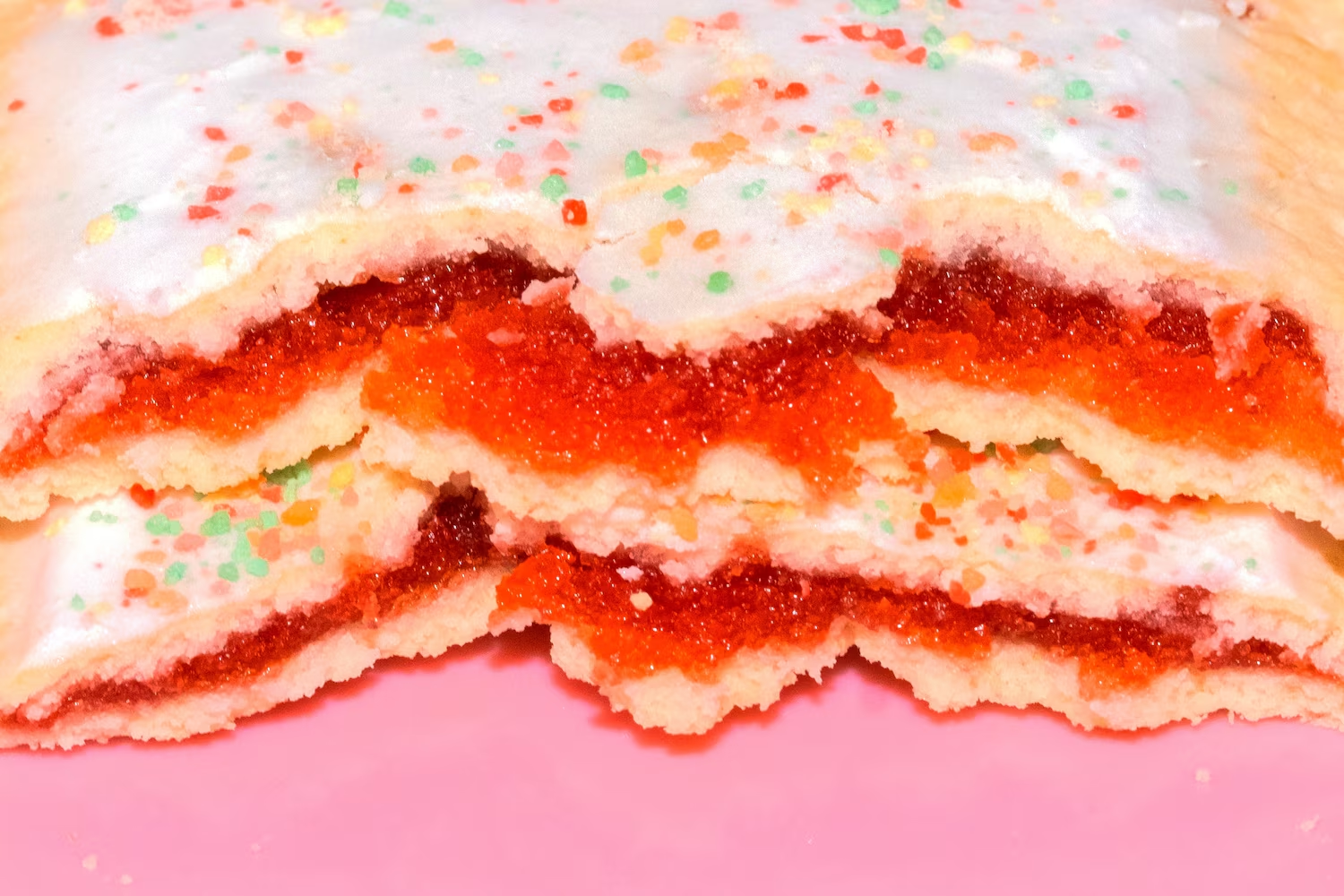 Trong bức ảnh chụp ng&agrave;y 23/5/2024 n&agrave;y, chiếc b&aacute;nh Pop-Tarts được b&aacute;n ở Mỹ c&oacute; chứa thuốc nhuộm nh&acirc;n tạo m&agrave;u đỏ số 40.