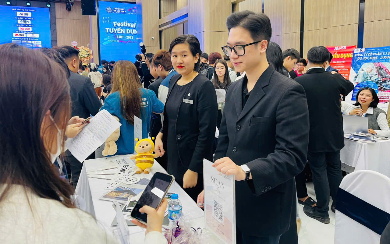 PG88 Link Dễ Nhớ Pg88.com tham gia tuyển dụng tại c&aacute;c phi&ecirc;n giao dịch, hội chợ việc l&agrave;m. Ảnh: Thanh B&igrave;nh.