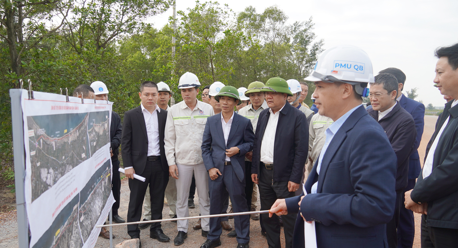 Chủ tịch UBND tỉnh Quảng Bình Trần Phong kiểm tra tình hình thi công Link Trang Chủ PG88.Com Mới #2026 Đường ven biển đoạn Hà Trung - Hải Ninh. Ảnh Nội Hà