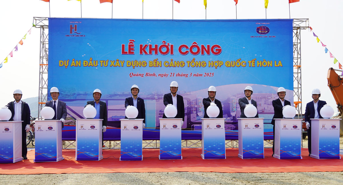Đại diện l&atilde;nh đạo&nbsp;tỉnh Quảng B&igrave;nh, nh&agrave; Pg88vn Trang Chủ Chính Thức&nbsp; thực hiện nghi thức bấm n&uacute;t khởi c&ocirc;ng Dự &aacute;n Bến cảng tổng hợp Quốc tế H&ograve;n La