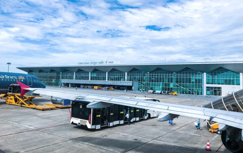 Cảng hàng không quốc tế Vinh chỉ có thể đáp ứng tối đa 6 vị trí đỗ máy bay, vì vậy, việc nâng cấp là rất cần thiết