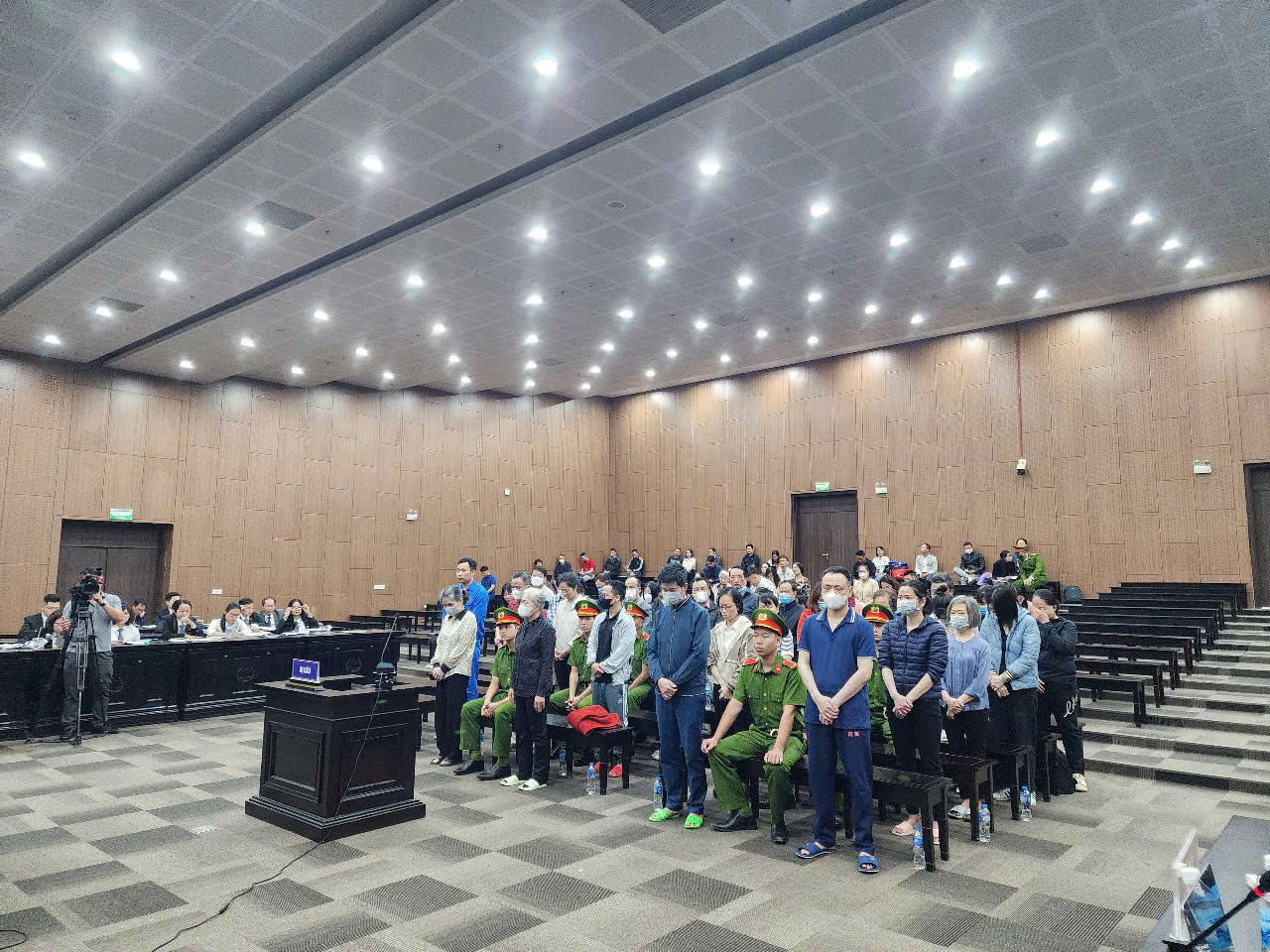 C&aacute;c bị c&aacute;o tại t&ograve;a.