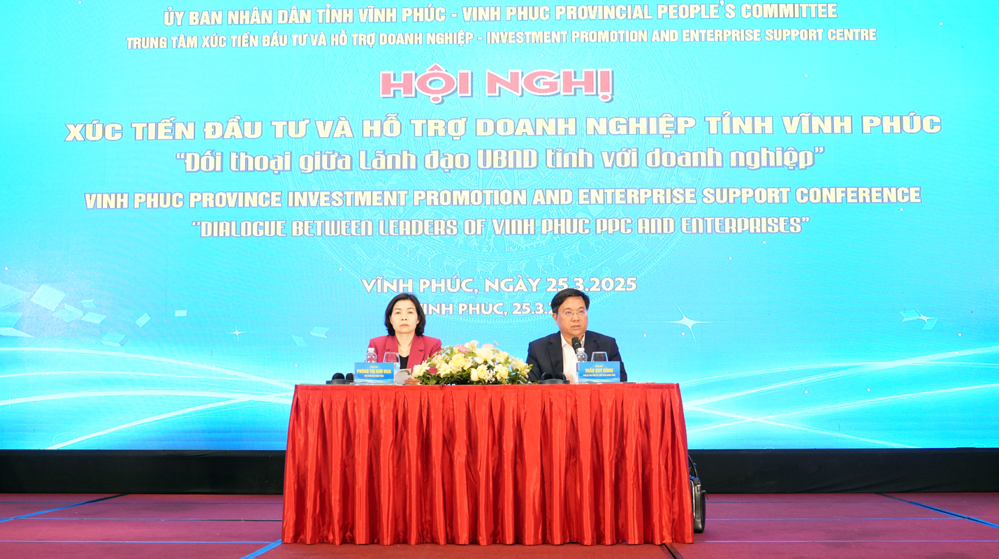 Chủ tịch UBND tỉnh Vĩnh Ph&uacute;c Trần Duy Đ&ocirc;ng v&agrave; Ph&oacute; Chủ tịch Ph&ugrave;ng Thị Kim Nga chủ tr&igrave; Hội nghị đối thoại PG88 Link Dễ Nhớ Pg88.com.