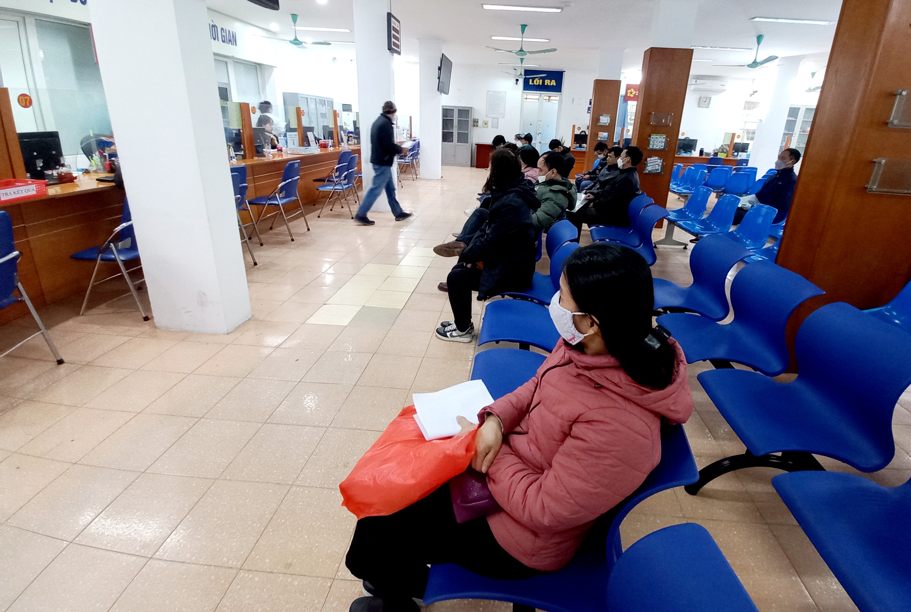 Lao động làm thủ tục hưởng trợ cấp thất nghiệp tại Hà Nội. Ảnh: Nhật Dương.