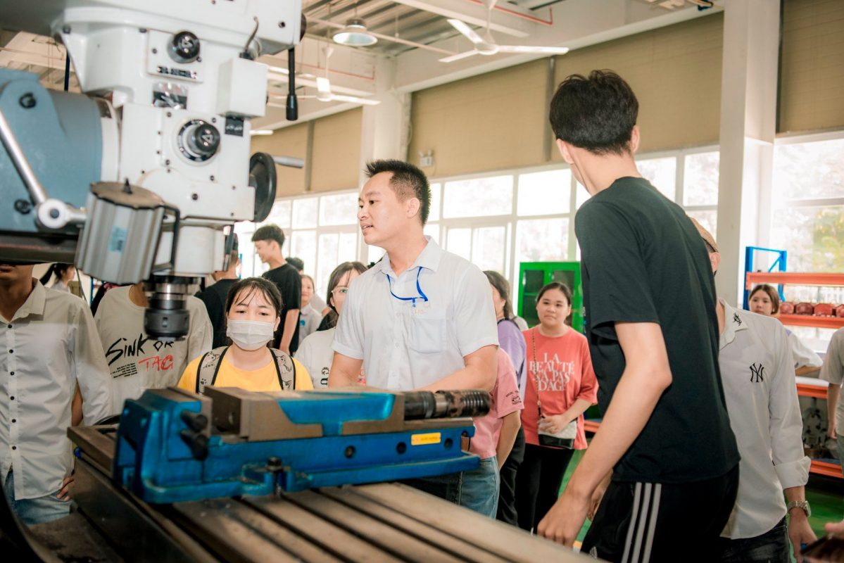 Sinh vi&ecirc;n học t&acirc;̣p với các m&ocirc; hình máy móc tại trường Lý Thái T&ocirc;̉&nbsp;