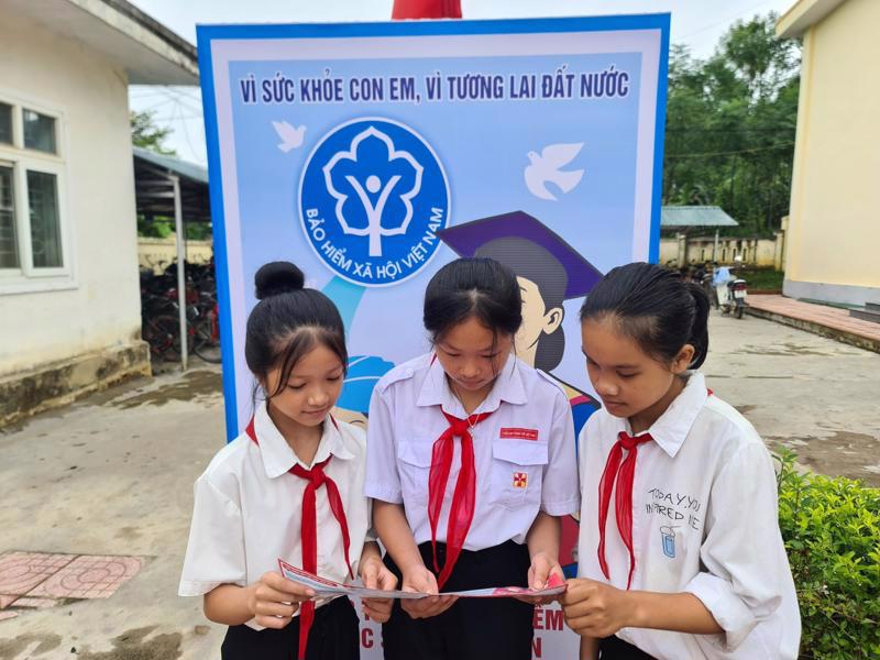Học sinh tìm hiểu thông tin về quyền lợi bảo hiểm y tế. Ảnh: Duy Nguyễn.