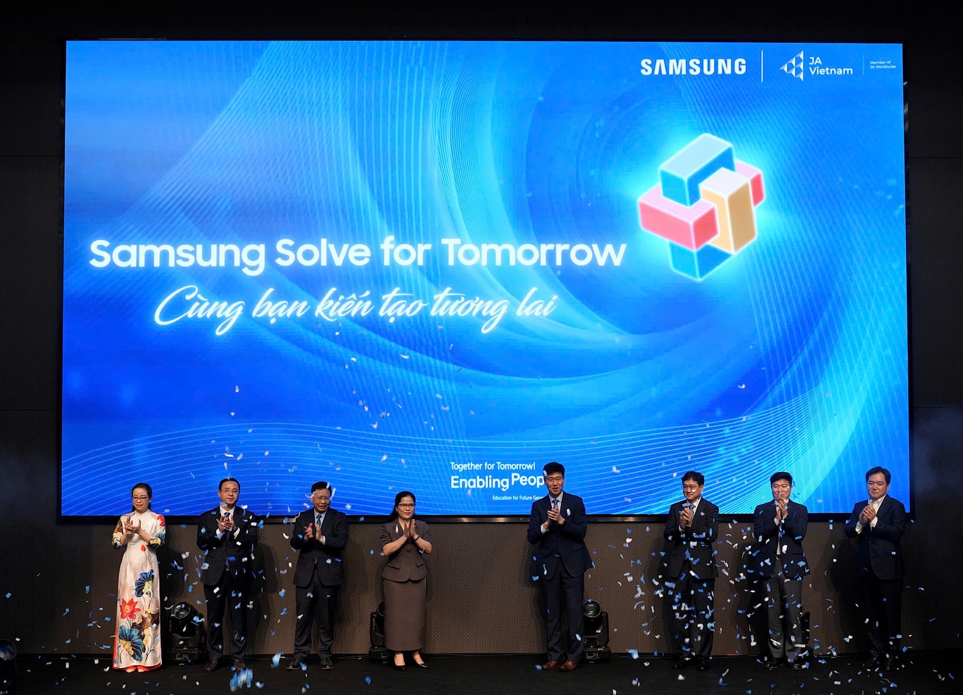 Các đại biểu thực hiện nghi thức khởi động cuộc thi Solve for Tomorrow 2025.