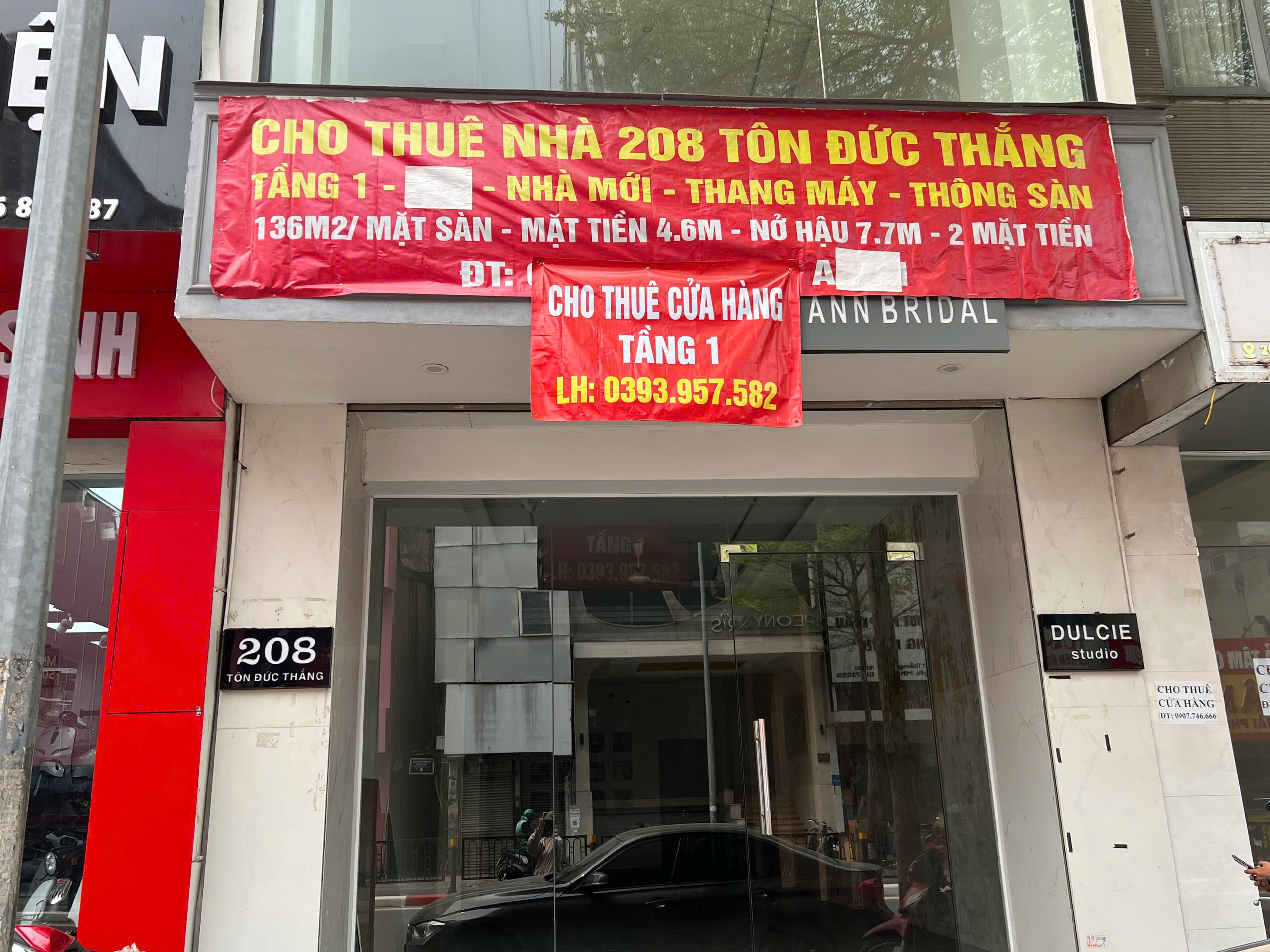 Phố T&ocirc;n Đức Thắng cũng c&oacute; rất nhiều biển hiệu cho thu&ecirc;. Ảnh: Kh&aacute;nh - Huy
