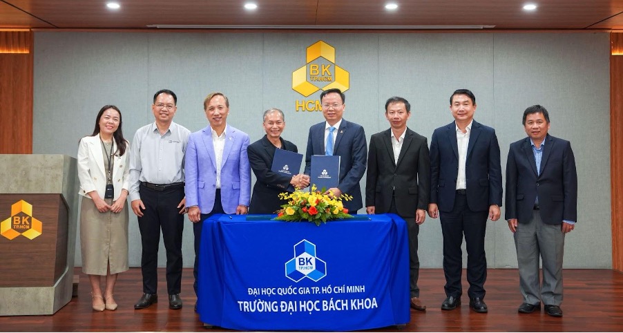 TS. Mai Thanh Phong, Hiệu trưởng trường đại học b&aacute;ch khoa TP.HCM&nbsp; v&agrave; TS. L&ecirc; Quang Đạm, Tổng Gi&aacute;m đốc Marvell Việt Nam đại diện hai b&ecirc;n k&yacute; kết MOU.