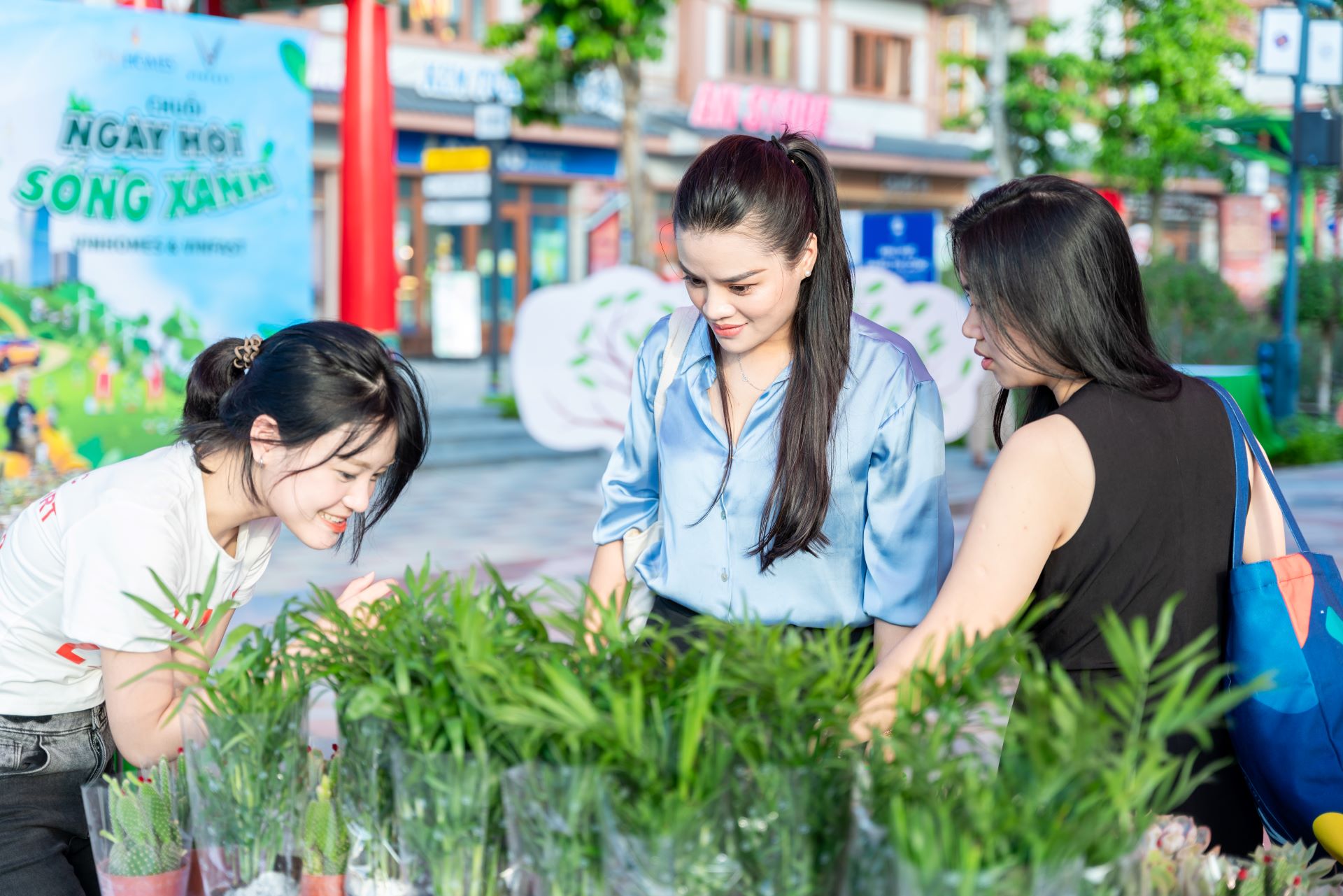 Với c&aacute;c hoạt động đa dạng như đổi đồ cũ lấy qu&agrave;, workshop trồng c&acirc;y xanh,&hellip; Vingroup mong muốn th&uacute;c đẩy lối sống xanh từ b&ecirc;n trong hệ sinh th&aacute;i cho đến ngo&agrave;i cộng đồng.