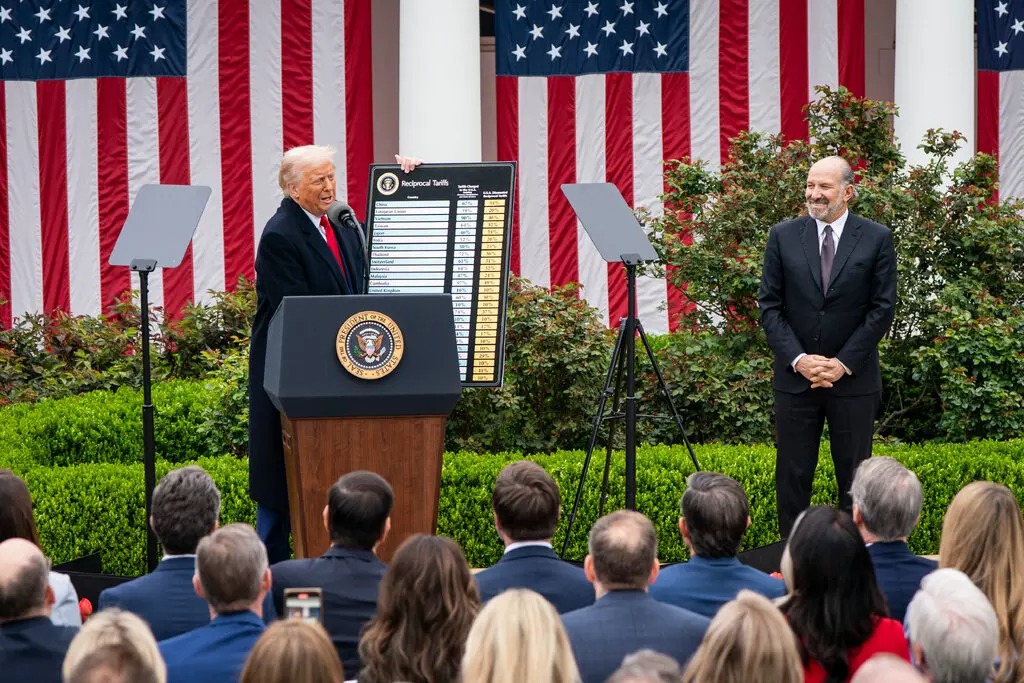 Tổng thống Donald Trump đã trình bày bản phác thảo thuế quan của mình tại Nhà Trắng vào thứ Tư (2/4), dưới sự chứng kiến ​​của Howard Lutnick, Bộ trưởng Pg88ok ưu đãi hấp dẫn Hoa Kỳ. Ảnh: New York Times
