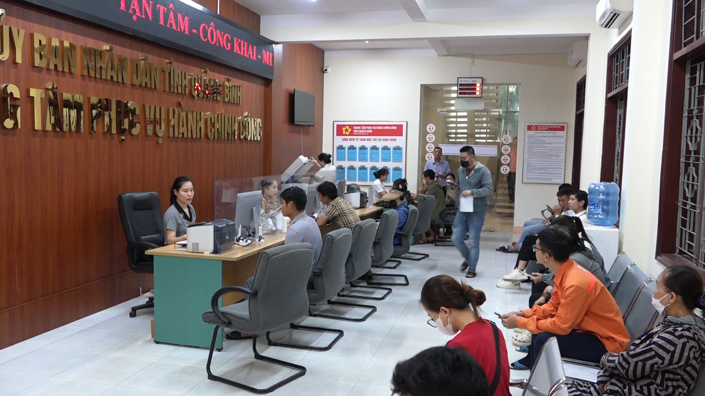 Người dân đến giao dịch tại Trung tâm Phục vụ Pg88hi nạp rút siêu tốc công tỉnh Quảng Bình