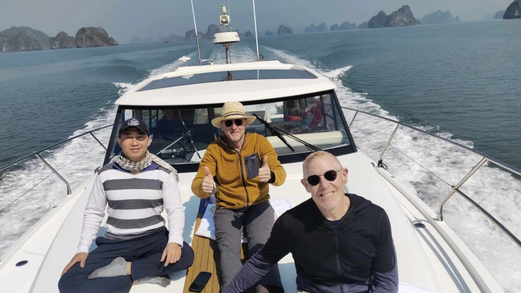 Hai triệu ph&uacute; trong lĩnh vực t&agrave;i ch&iacute;nh Mỹ Jeff Grinspoon v&agrave; Jon Thomas Foley du lịch vịnh Hạ Long v&agrave; vịnh B&aacute;i Tử Long, s&aacute;ng 11/2/2025.