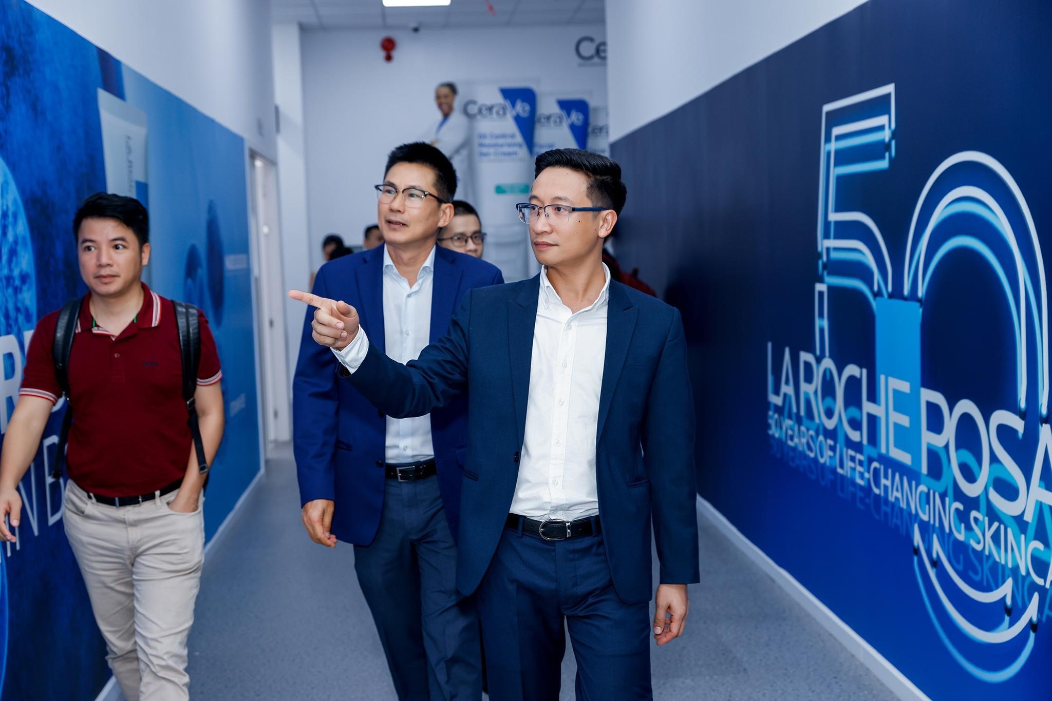 CEO Ecomobi c&ugrave;ng đo&agrave;n kh&aacute;ch mời tham quan kh&ocirc;ng gian tại L'Or&eacute;al Vietnam Livestream Studio. Nguồn: Ecomobi.