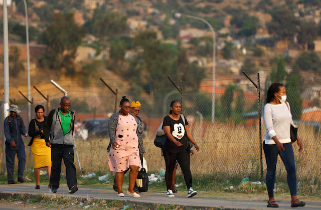 Công nhân tại một nhà máy ở thủ đô Maseru, Lesotho, trở về nhà sau ca Pg88hi Thể Thao, Bóng Đá, Casino, Nổ Hũ, Xổ Số - Ảnh: Reuters