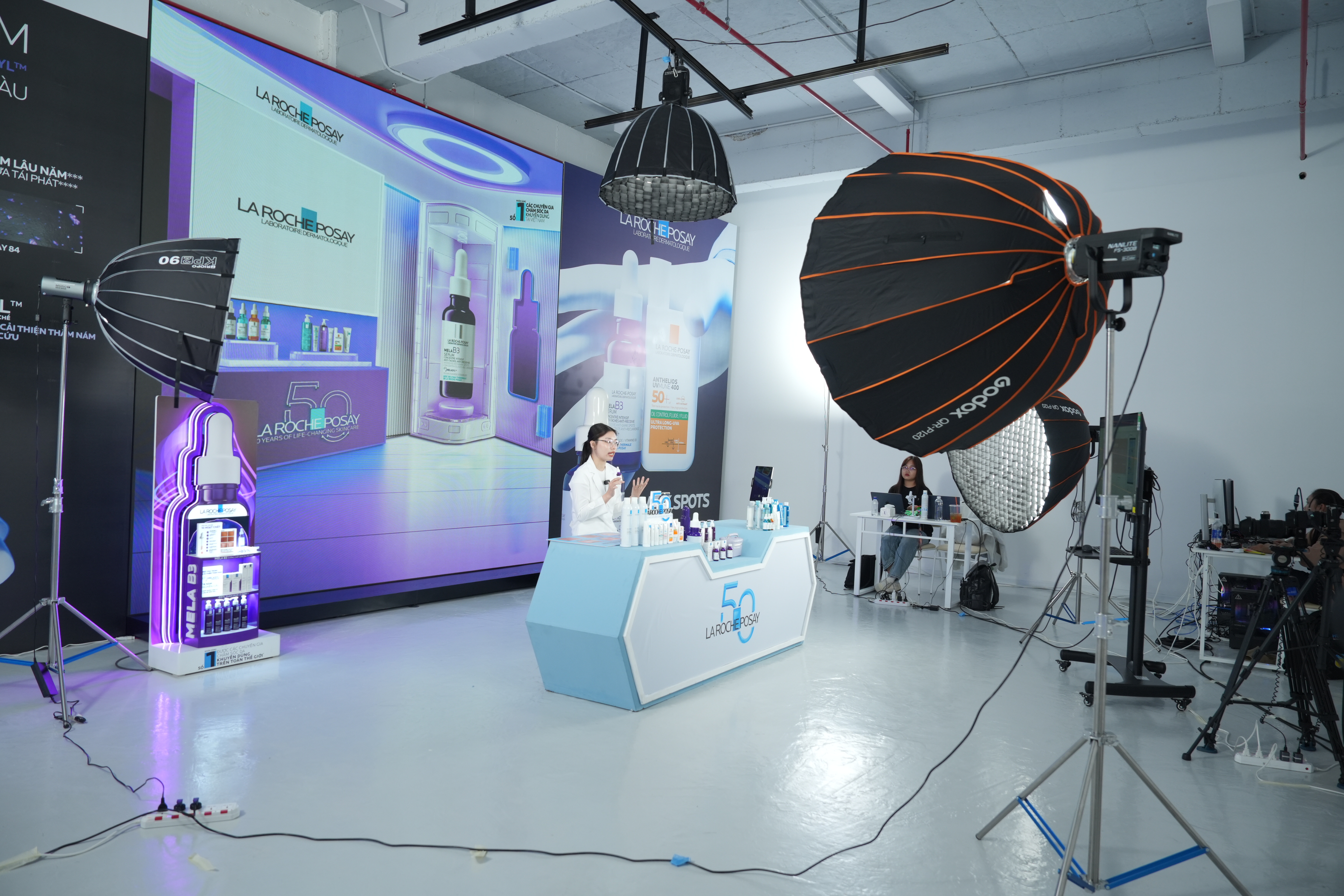 Một phiên livestream mỹ phẩm diễn ra trong Nhà máy Livestream.