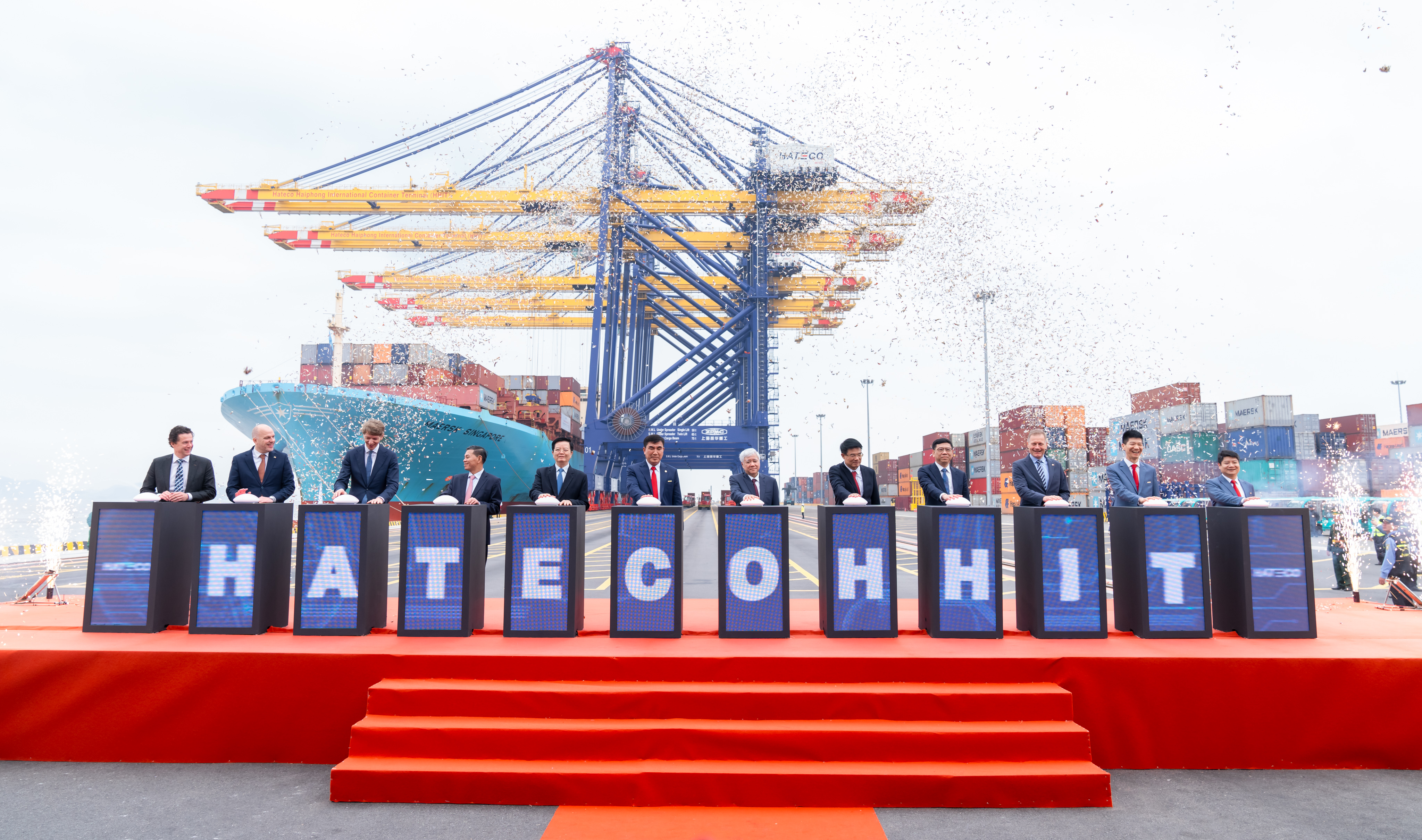 Các đại biểu bấm nút khánh thành Cảng container quốc tế Hateco.