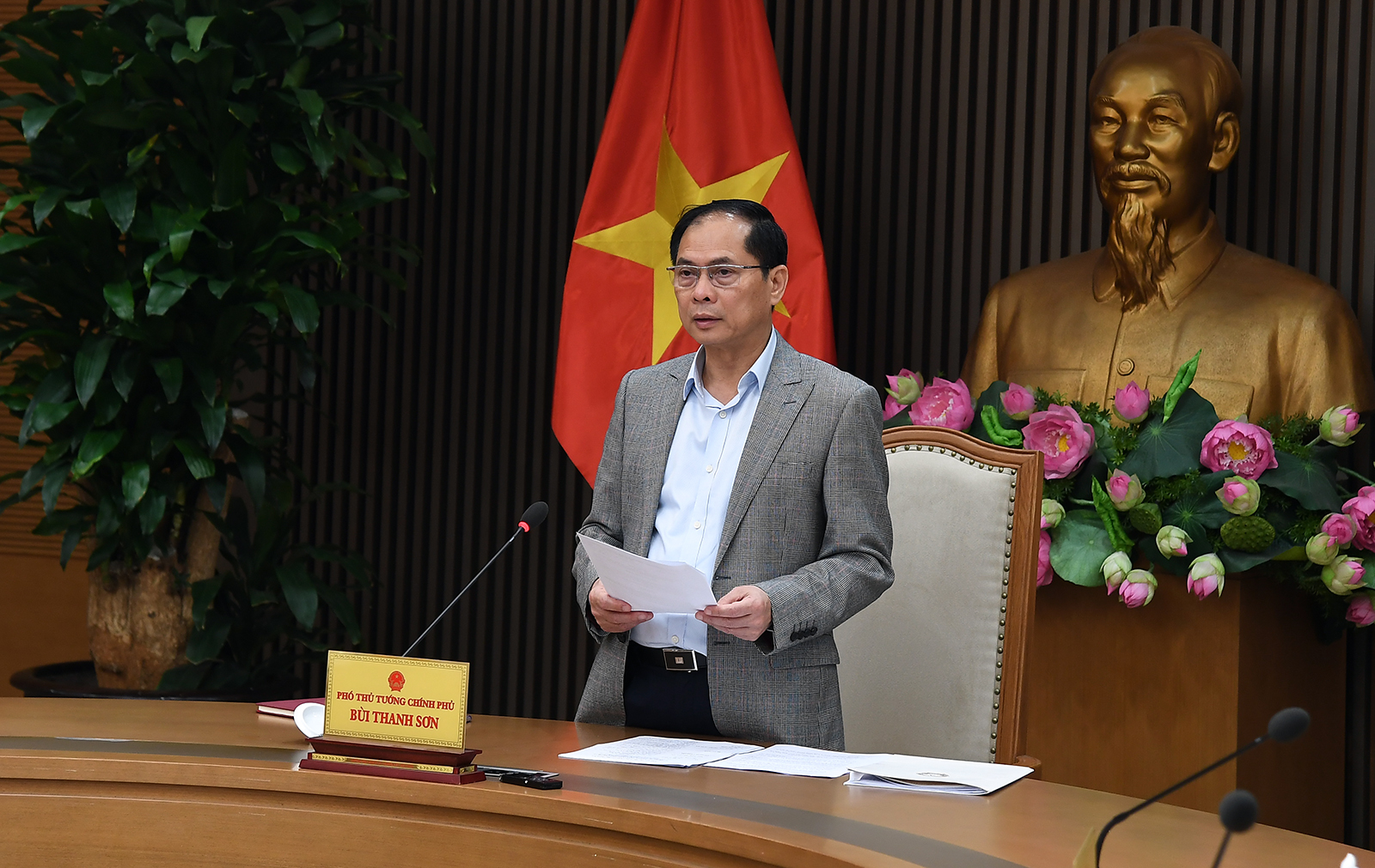 Phó Thủ tướng Bùi Thanh Sơn chủ trì cuộc họp - Ảnh: VGP