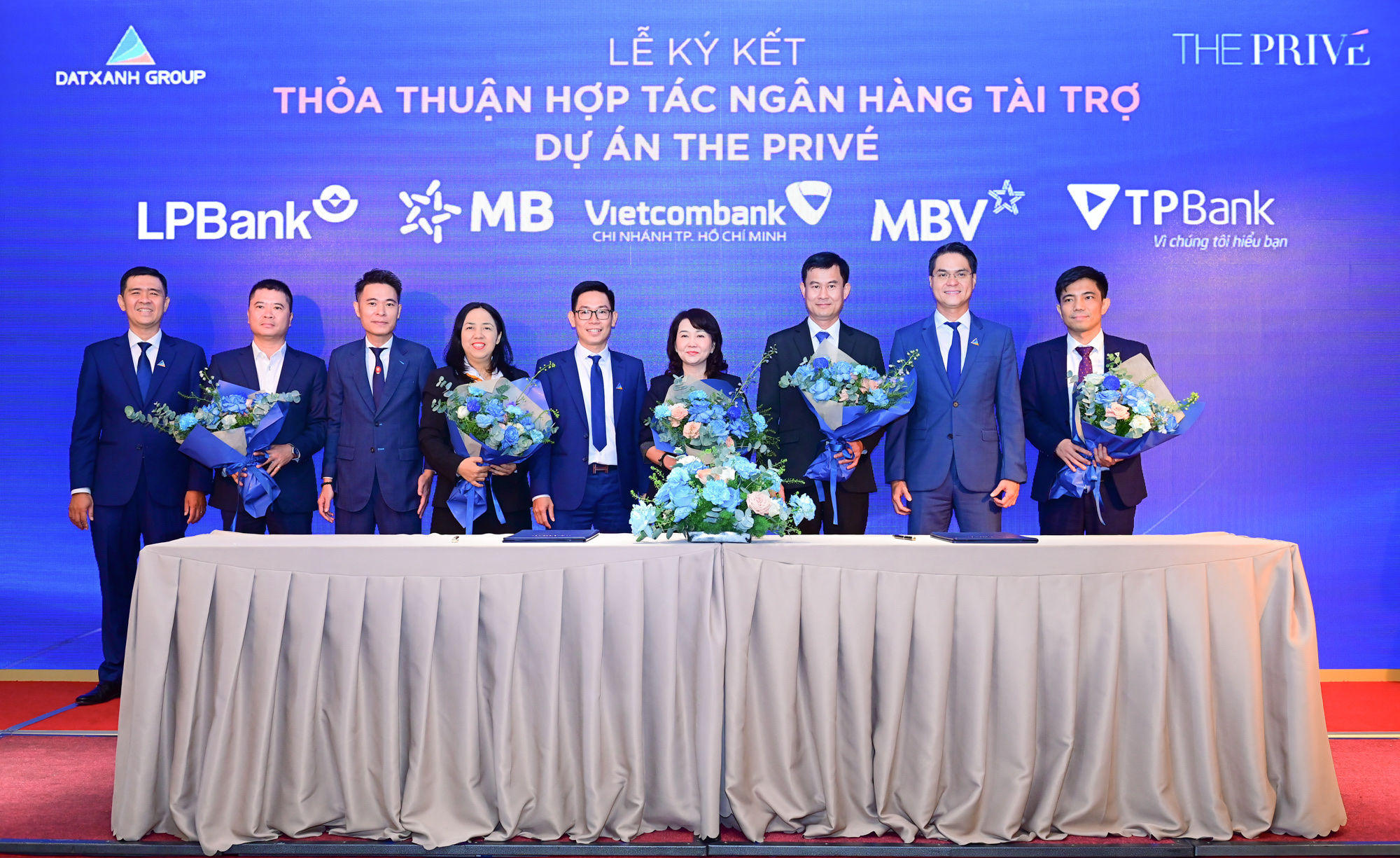 Đại diện Tập đo&agrave;n Đất Xanh v&agrave; c&aacute;c đối t&aacute;c ng&acirc;n h&agrave;ng tại lễ k&yacute; kết.