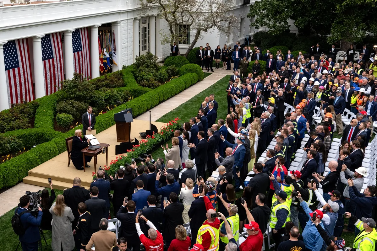 &Ocirc;ng Trump ph&aacute;t biểu trong sự kiện c&ocirc;ng bố thuế đối ứng tại Vườn Hồng của Nh&agrave; Trắng ng&agrave;y 2/4 - Ảnh: Bloomberg