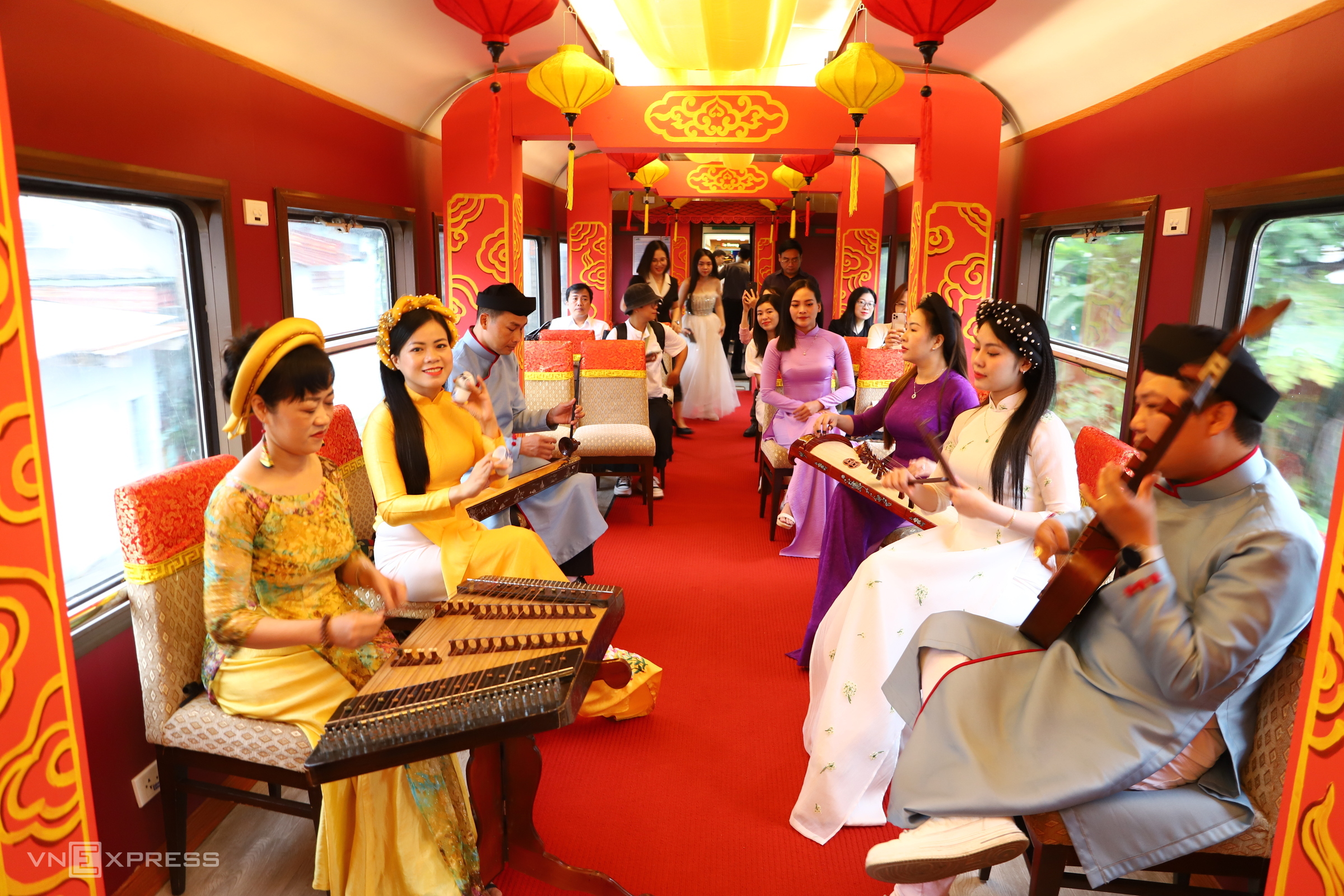 Các nghệ sĩ biểu diễn nhã nhạc, hò Huế trên chuyến tàu "Kết nối di sản miền Trung".