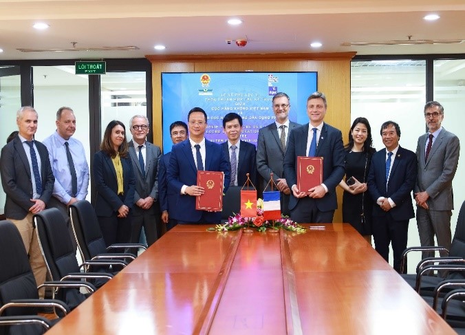 Cục Hàng không Việt Nam và Tổng cục Hàng không dân dụng Pháp ký kết hợp tác trước sự chứng kiến của Thứ trưởng Lê Anh Tuấn và ngài Đại sứ Olivier Brochet. Ảnh: Pg88ok ưu đãi đăng ký