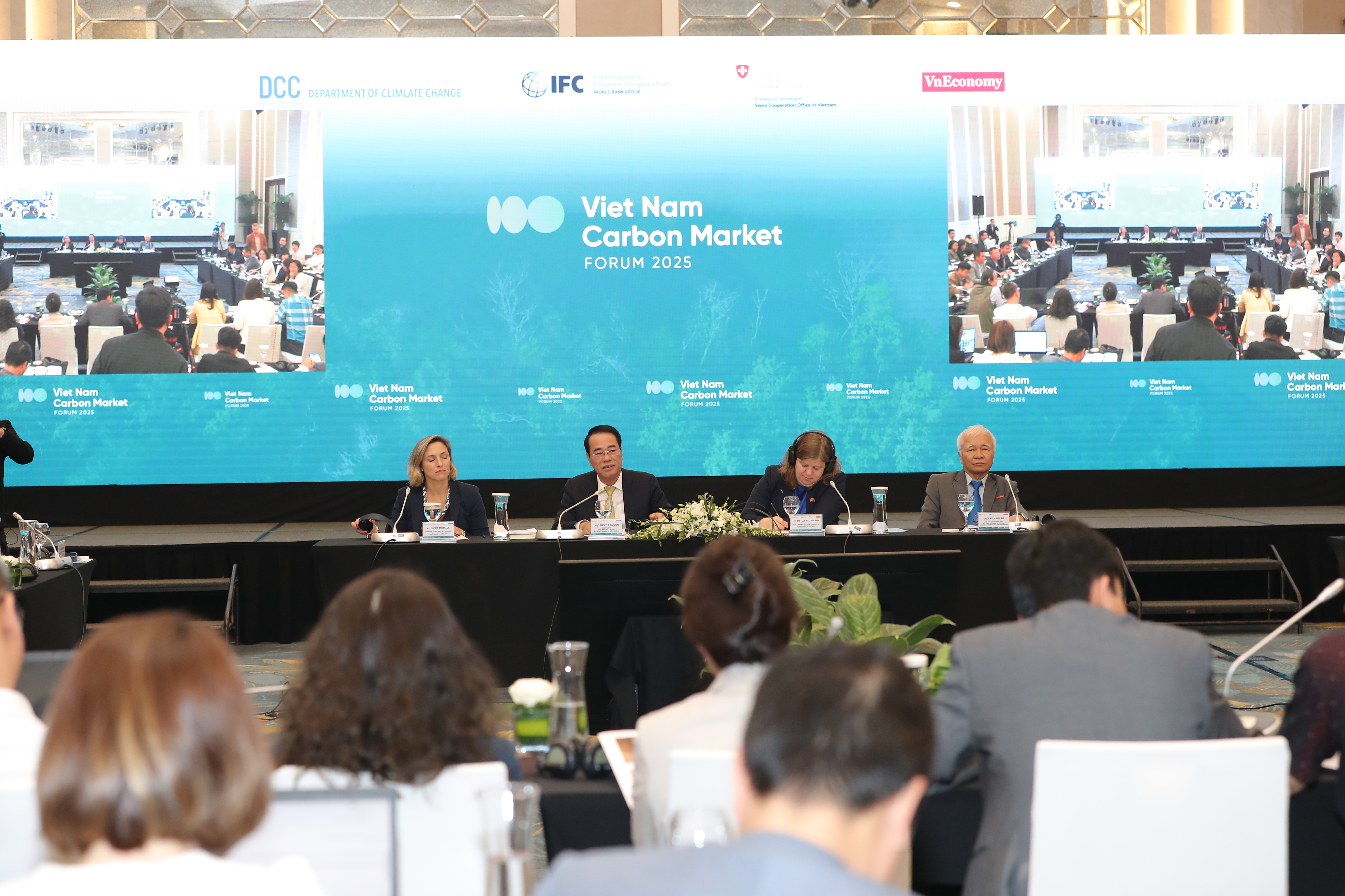 Phi&ecirc;n trao đổi thảo luận tại Diễn đ&agrave;n thị trường carbon Việt Nam năm 2025.