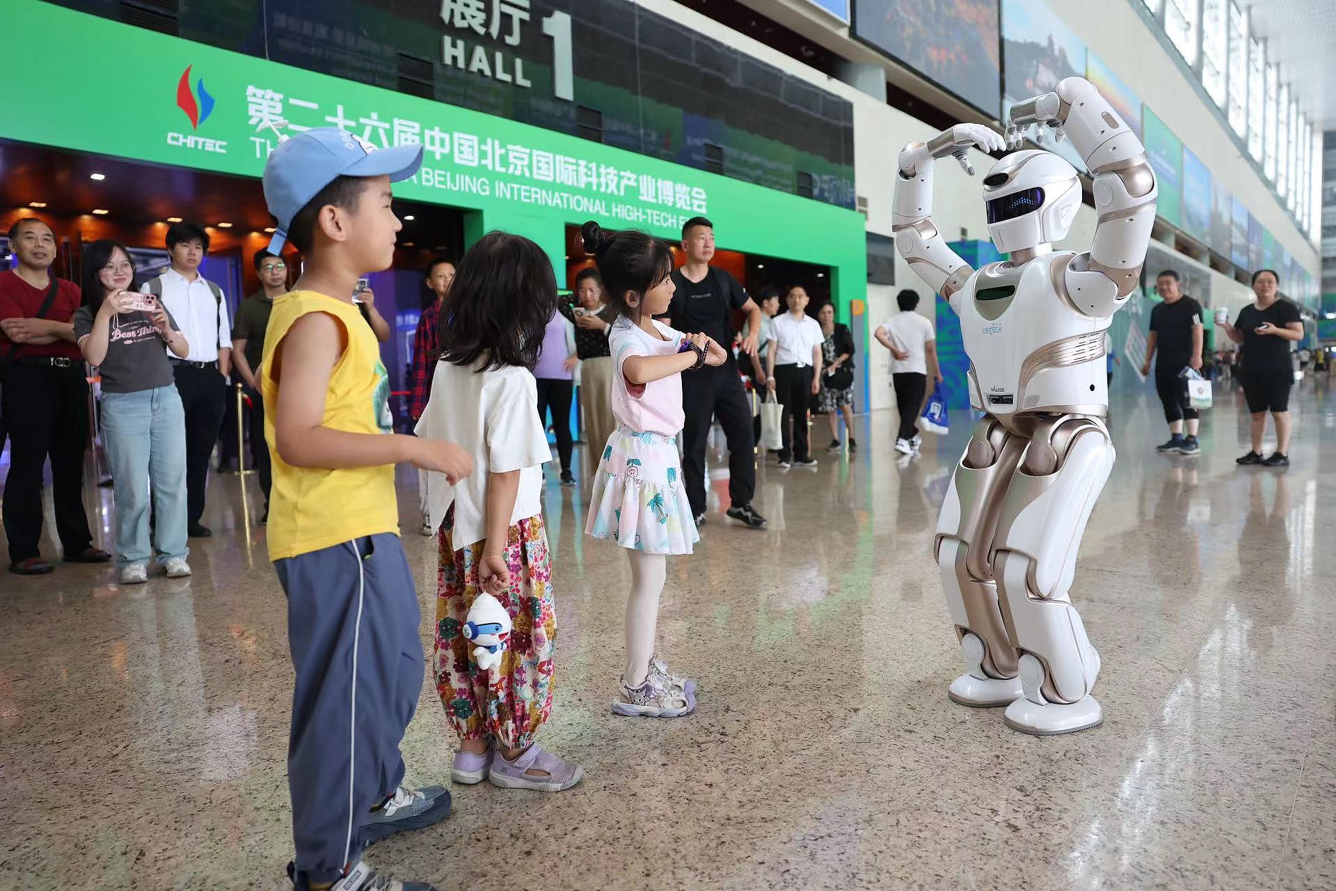 Một robot h&igrave;nh người giao tiếp với trẻ em tại s&acirc;n bay quốc tế Bắc Kinh.