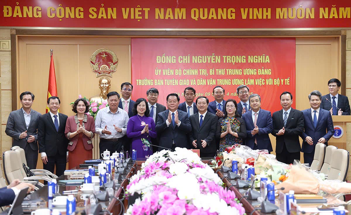  Trưởng Ban Tuyên giáo và Dân vận Trung ương Nguyễn Trọng Nghĩa Pg88hi Thể Thao, Bóng Đá, Casino, Nổ Hũ, Xổ Số với Bộ Y tế. Ảnh: Trần Minh.