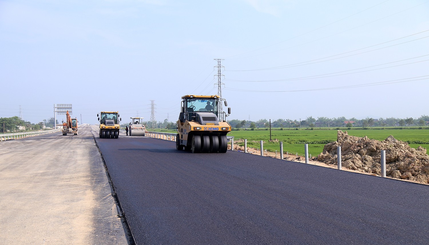 Tổng lực thi công, thông xe 2 tuyến cao tốc Bắc - Nam qua Hà Tĩnh dịp 30/4. Ảnh - Nguyên Bảo