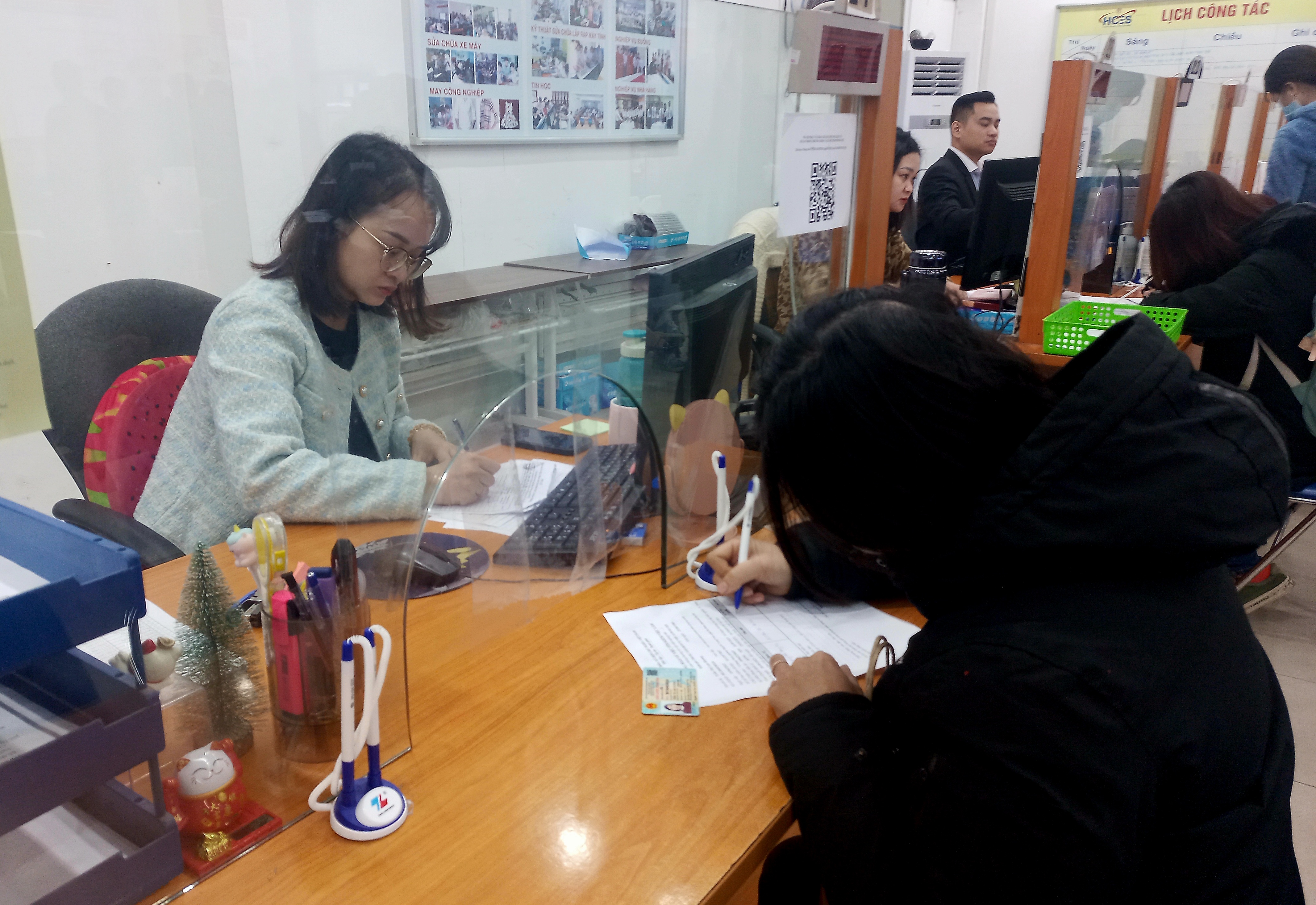 C&oacute; lộ tr&igrave;nh chuyển dần sang cơ chế quản l&yacute; mới đối với c&aacute;n bộ, c&ocirc;ng chức. Ảnh minh họa: Nhật Dương.