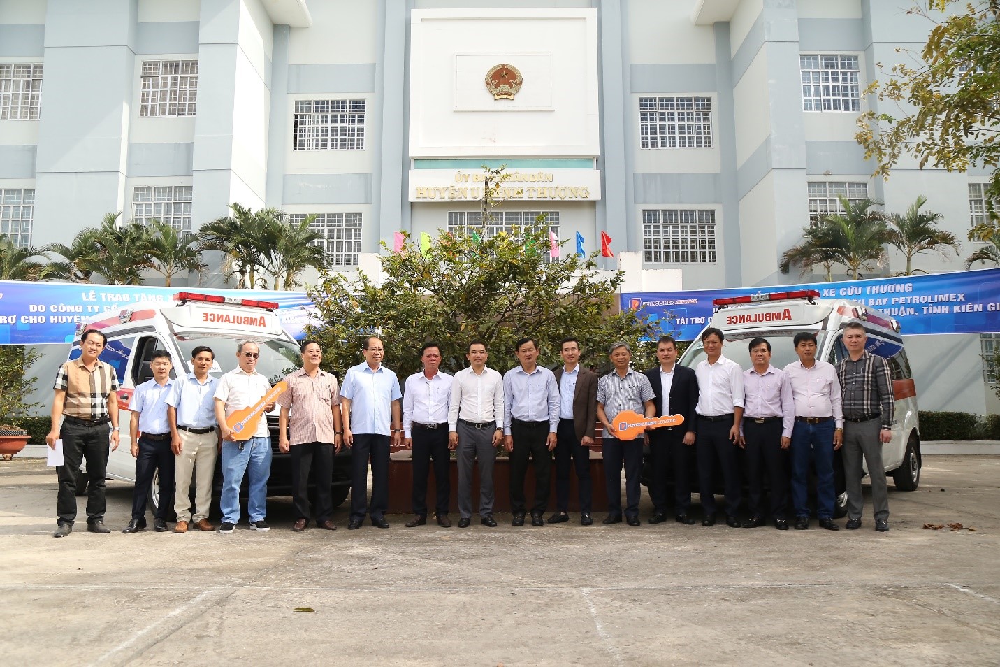 &Ocirc;ng Nguyễn Văn Học - B&iacute; thư Đảng ủy, Ủy vi&ecirc;n HĐQT, Tổng Gi&aacute;m đốc Petrolimex Aviation trao tặng 02 xe cứu thương cho Trung t&acirc;m y tế c&aacute;c huyện U Minh Thượng v&agrave; Vĩnh Thuận, tỉnh Ki&ecirc;n Giang th&aacute;ng 1/2025.