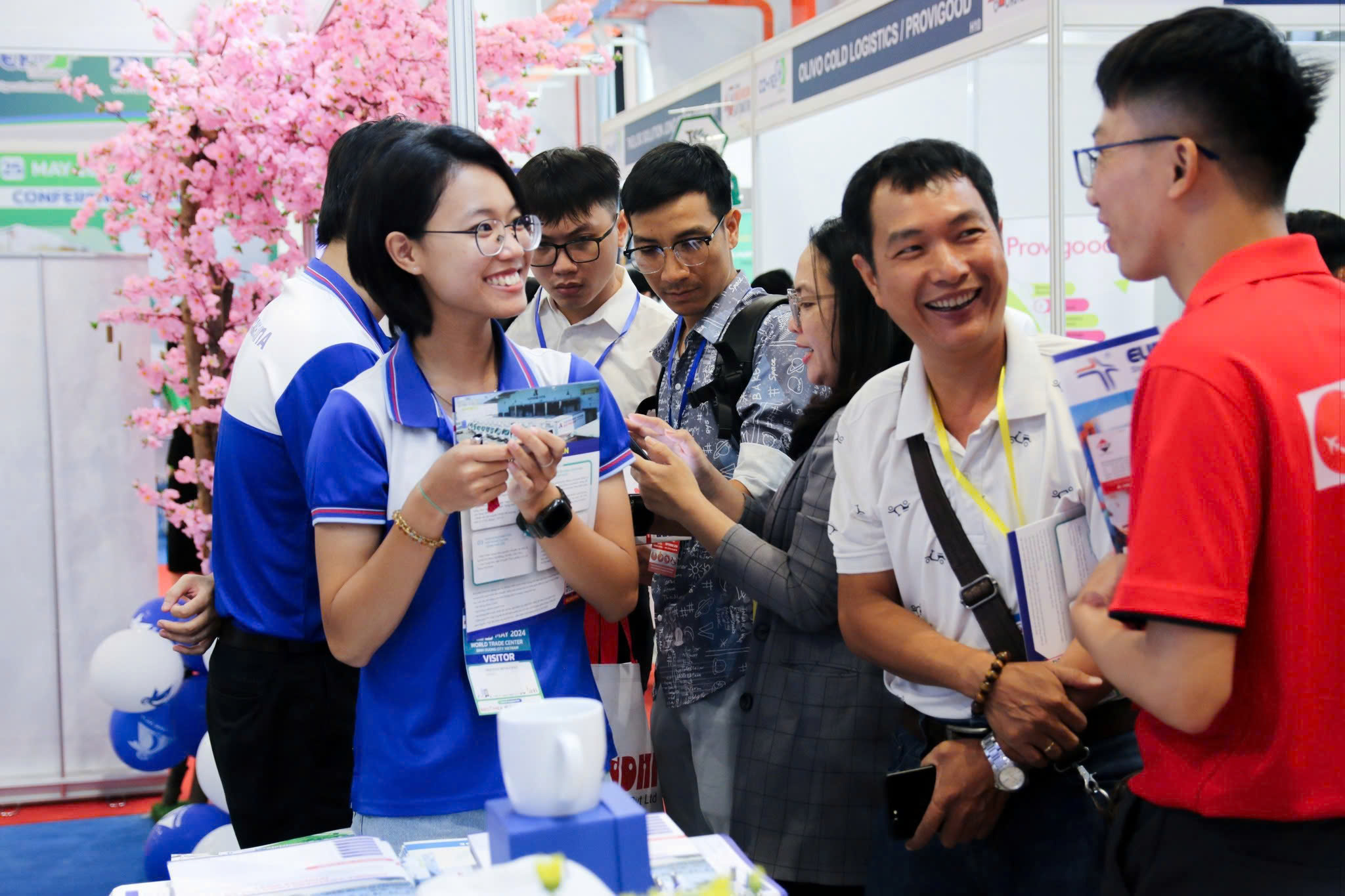 Nh&agrave; mua h&agrave;ng v&agrave; nh&agrave; cung cấp giao thương trực tiếp tại gian h&agrave;ng.