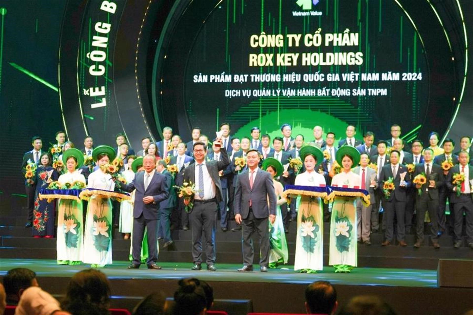 Tổng gi&aacute;m đốc ROX Key nhận chứng nhận sản phẩm đạt thương hiệu quốc gia năm 2024.