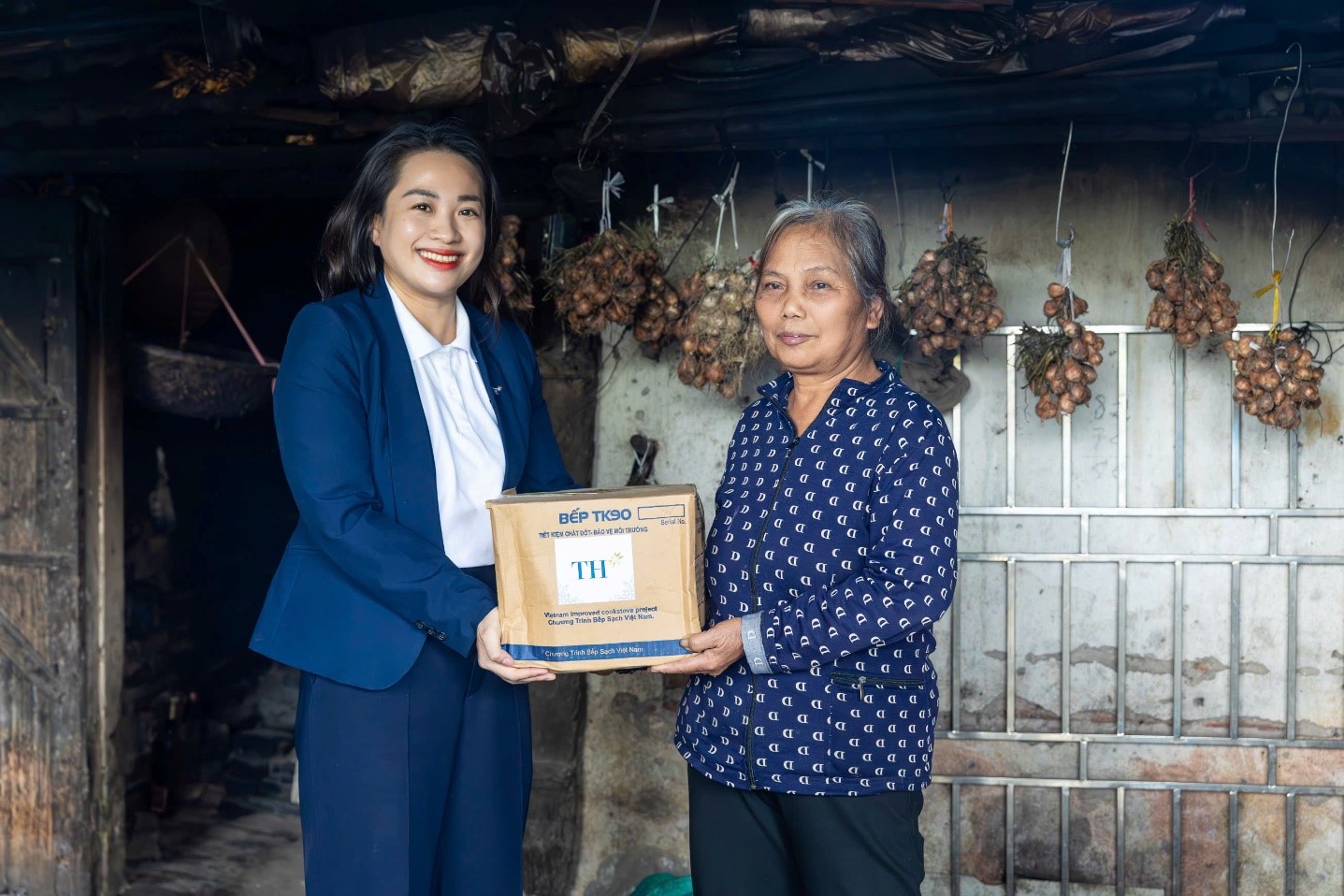 B&agrave; Ho&agrave;ng Thị Thanh Thủy, Gi&aacute;m đốc Ph&aacute;t triển Bền vững Tập đo&agrave;n TH trao tặng bếp đun tiết kiệm năng lượng tại Nam Định th&aacute;ng 3/2025. Ảnh: Minh Sơn.