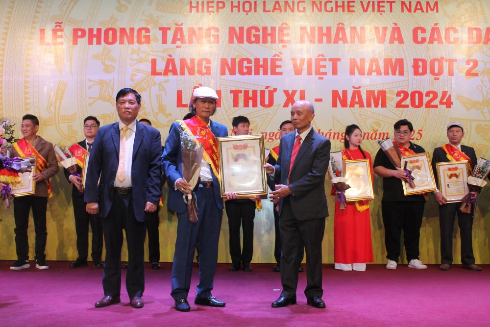 Trao tặng danh hiệu Nghệ nh&acirc;n l&agrave;ng nghề. Ảnh: Chu Kh&ocirc;i.