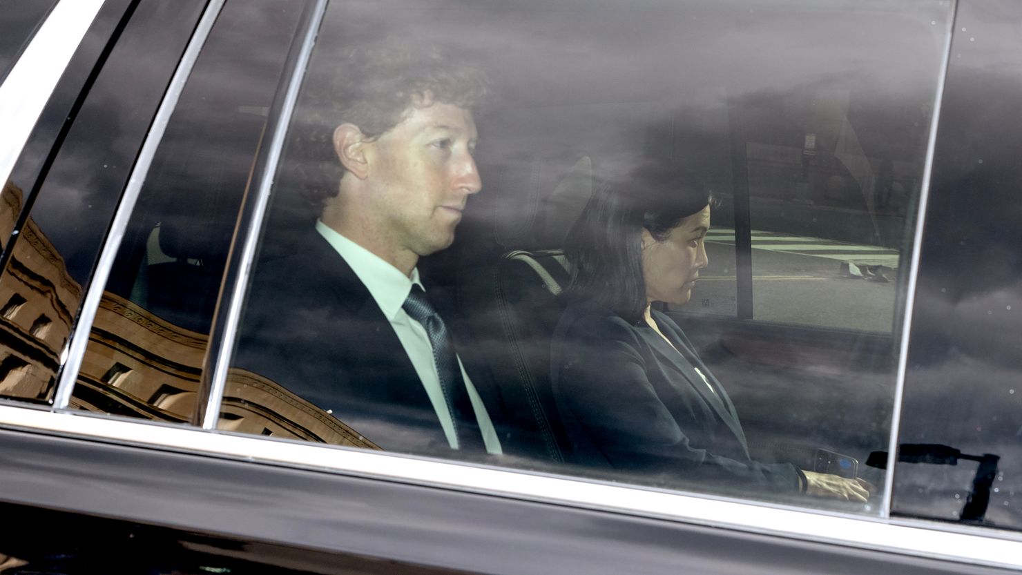 Giám đốc Điều hành Meta Mark Zuckerberg (trái) trên đường đến Tòa án tham dự phiên tòa xét xử vụ kiện chống độc quyền của Ủy ban Pg88ok ưu đãi hấp dẫn Liên bang vào ngày 16/4.