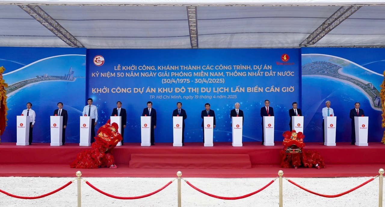 Các đại biểu bấm nút khởi công Link Trang Chủ PG88.Com Mới #2026 Khu đô thị du lịch lấn biển Cần Giờ.