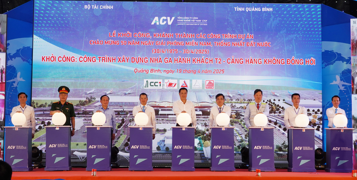 C&aacute;c đại biểu bấm n&uacute;t khởi c&ocirc;ng c&ocirc;ng tr&igrave;nh x&acirc;y dựng Nh&agrave; ga h&agrave;nh kh&aacute;ch T2 - Cảng H&agrave;ng kh&ocirc;ng Đồng Hới&nbsp;