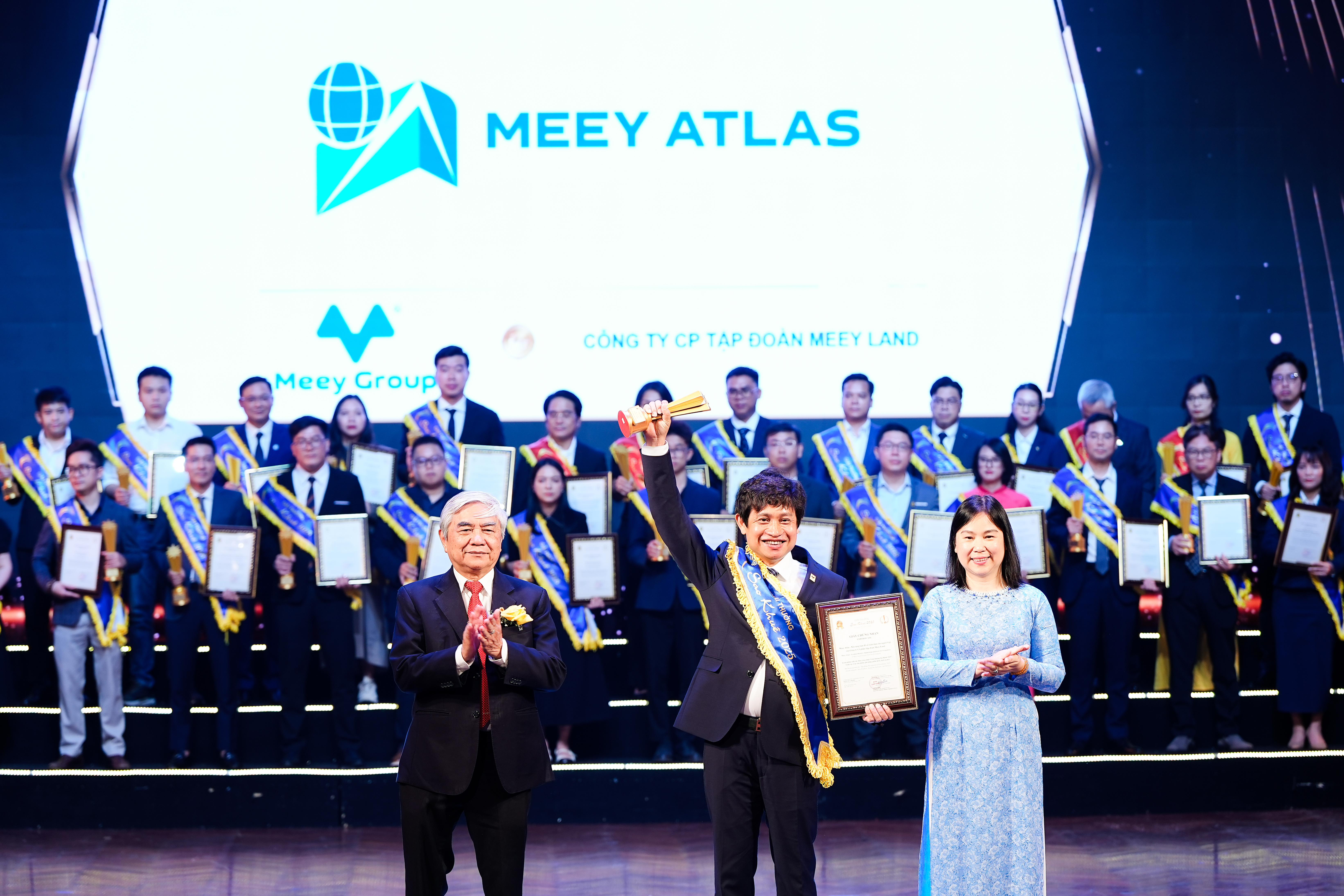 &Ocirc;ng Ho&agrave;ng Mai Chung, Chủ tịch HĐQT Meey Group nhận giải Sao Khu&ecirc; 2025.
