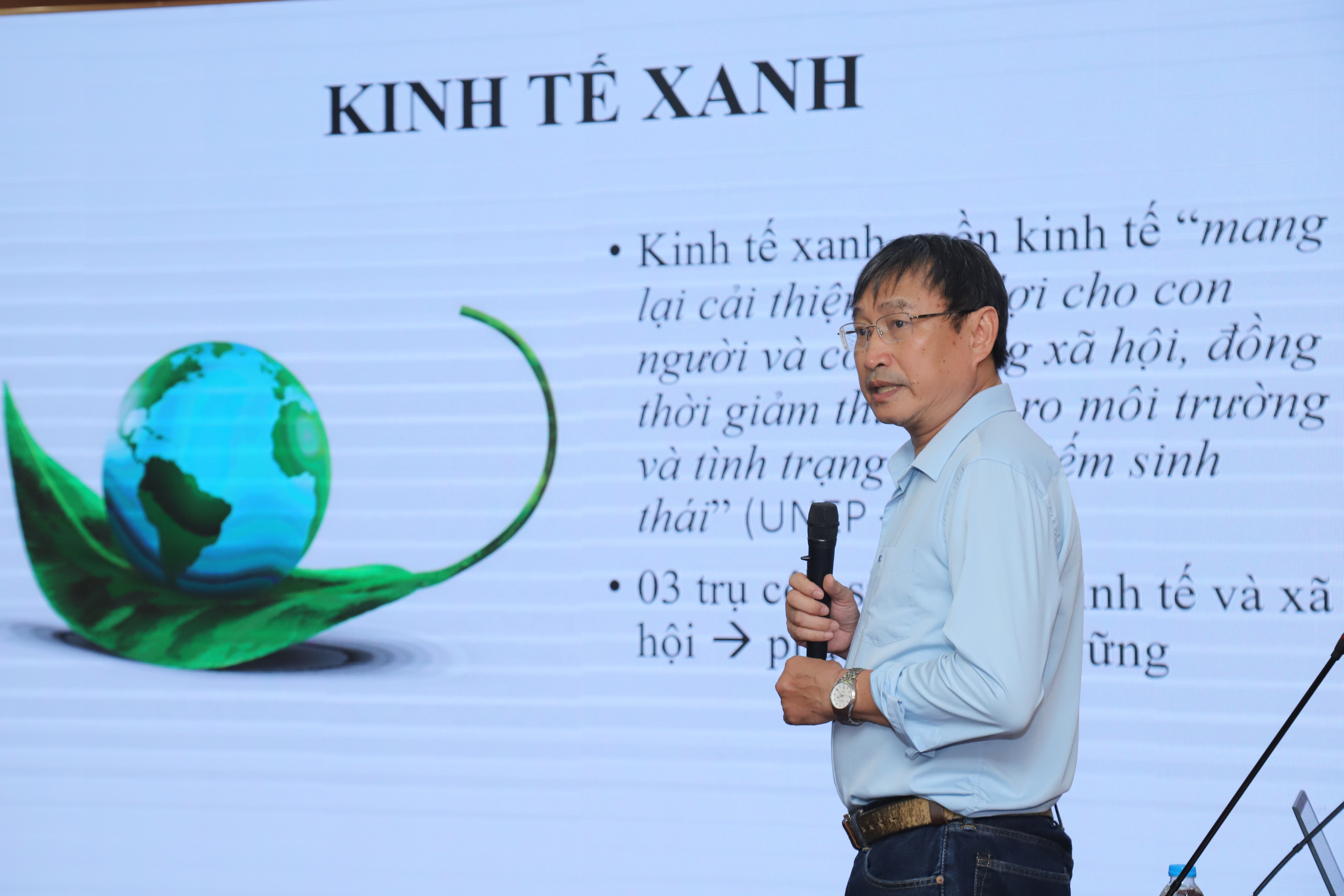GS.TS L&ecirc; H&ugrave;ng L&acirc;n nhấn mạnh c&aacute;ch tiếp cận mới, to&agrave;n diện, đề ra nhiều giải ph&aacute;p hỗ trợ đồng bộ để ph&aacute;t triển giao th&ocirc;ng th&ocirc;ng xanh, chứ kh&ocirc;ng thuần t&uacute;y chỉ l&agrave; chuyển đổi phương tiện giao th&ocirc;ng.