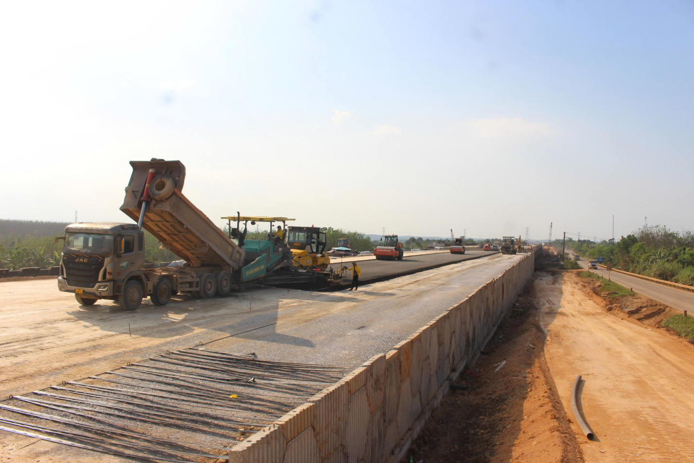 Công trường thi công Link Trang Chủ PG88.Com Mới #2026 cao tốc Vạn Ninh - Cam Lộ