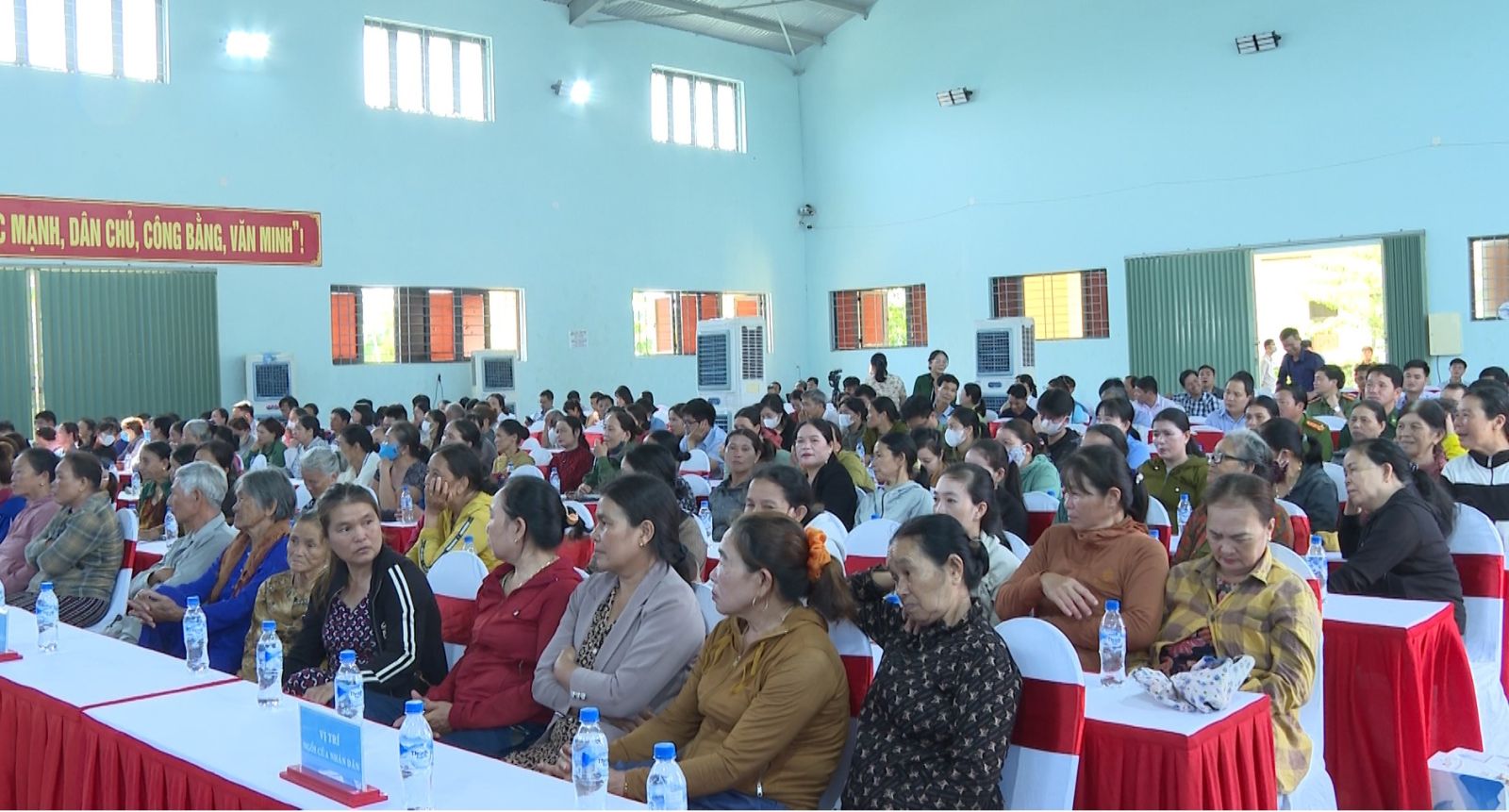 Nhân dân thôn tham dự buổi gặp gỡ, trao đổi thông tin về Link Trang Chủ PG88.Com Mới #2026 Nhà máy Bột giấy VNT19