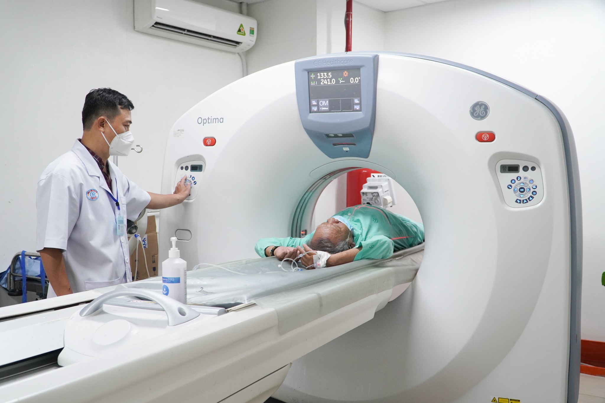 Người bệnh chụp CT tại Bệnh viện Chợ Rẫy.