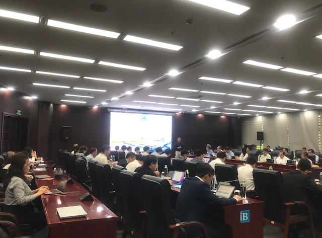 &Ocirc;ng L&ecirc; Ho&agrave;ng Ph&uacute;c, Gi&aacute;m đốc Trung t&acirc;m nghi&ecirc;n cứu, đ&agrave;o tạo thiết kế vi mạch v&agrave; tr&iacute; tuệ nh&acirc;n tạo Đ&agrave; Nẵng tr&igrave;nh b&agrave;y Đề &aacute;n ph&aacute;t triển Vi mạch b&aacute;n dẫn v&agrave; AI TP.Đ&agrave; Nẵng. Ảnh Ng&ocirc; Anh Văn