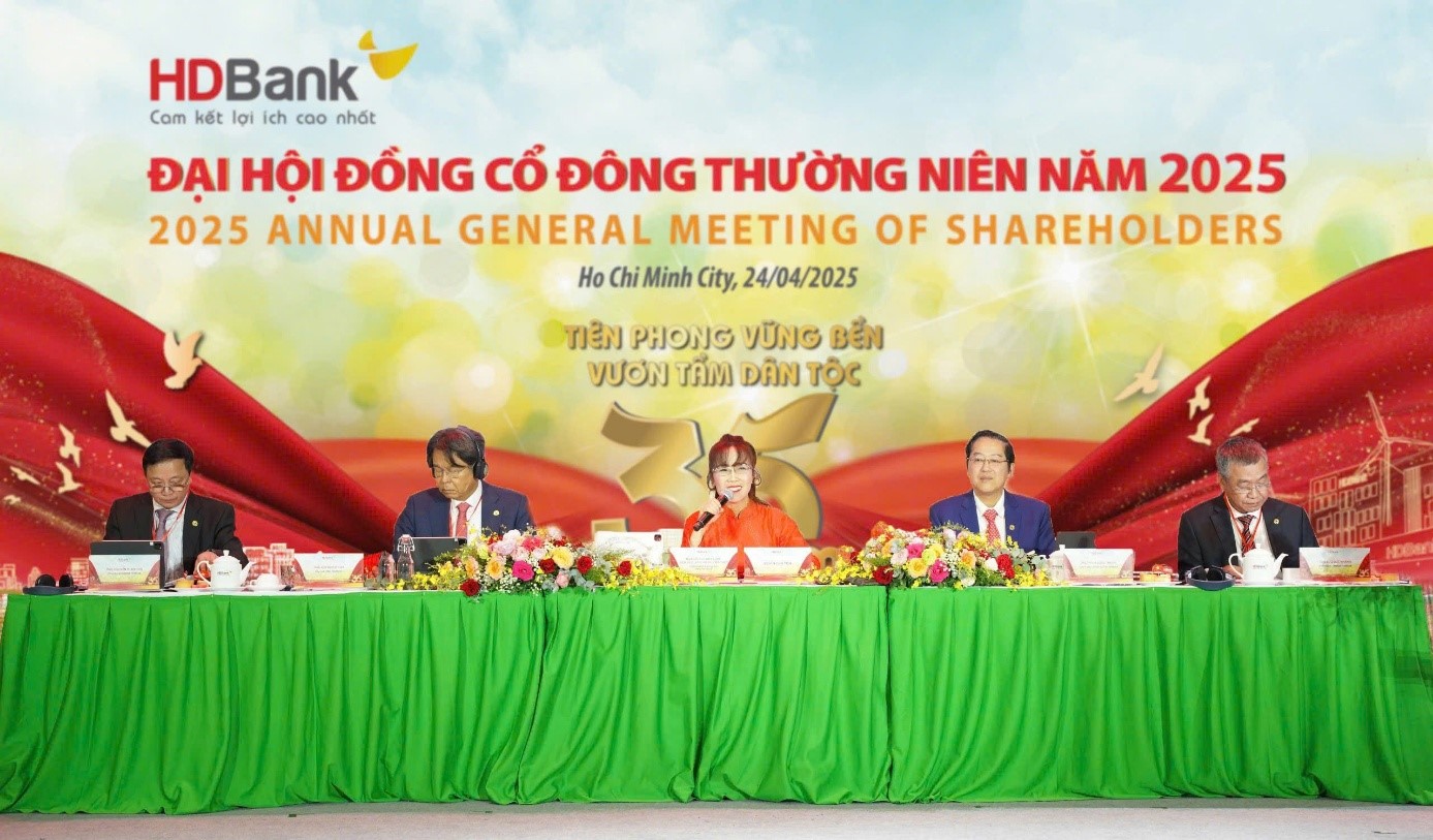 Ban l&atilde;nh đạo HDB chủ tr&igrave; đại hội cổ đ&ocirc;ng 2025.