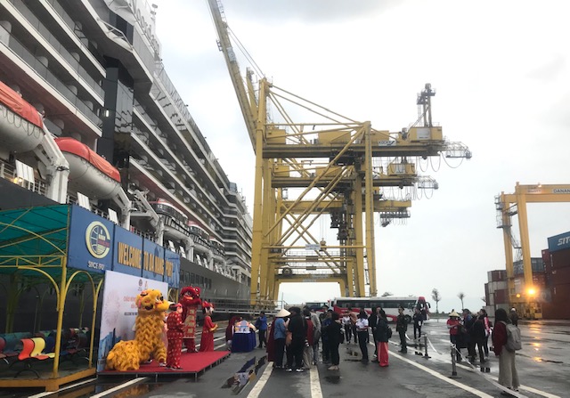 T&agrave;u du lịch biển đưa h&agrave;ng ngh&igrave;n du kh&aacute;ch đến Đ&agrave; Nẵng cập cảng Ti&ecirc;n Sa. Ảnh Ng&ocirc; Anh Văn