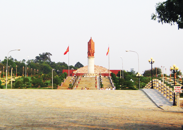 Tượng đ&agrave;i Bảo vệ tổ quốc tại Di t&iacute;ch Trung ương Cục Miền Nam. Ảnh: CK.&nbsp;