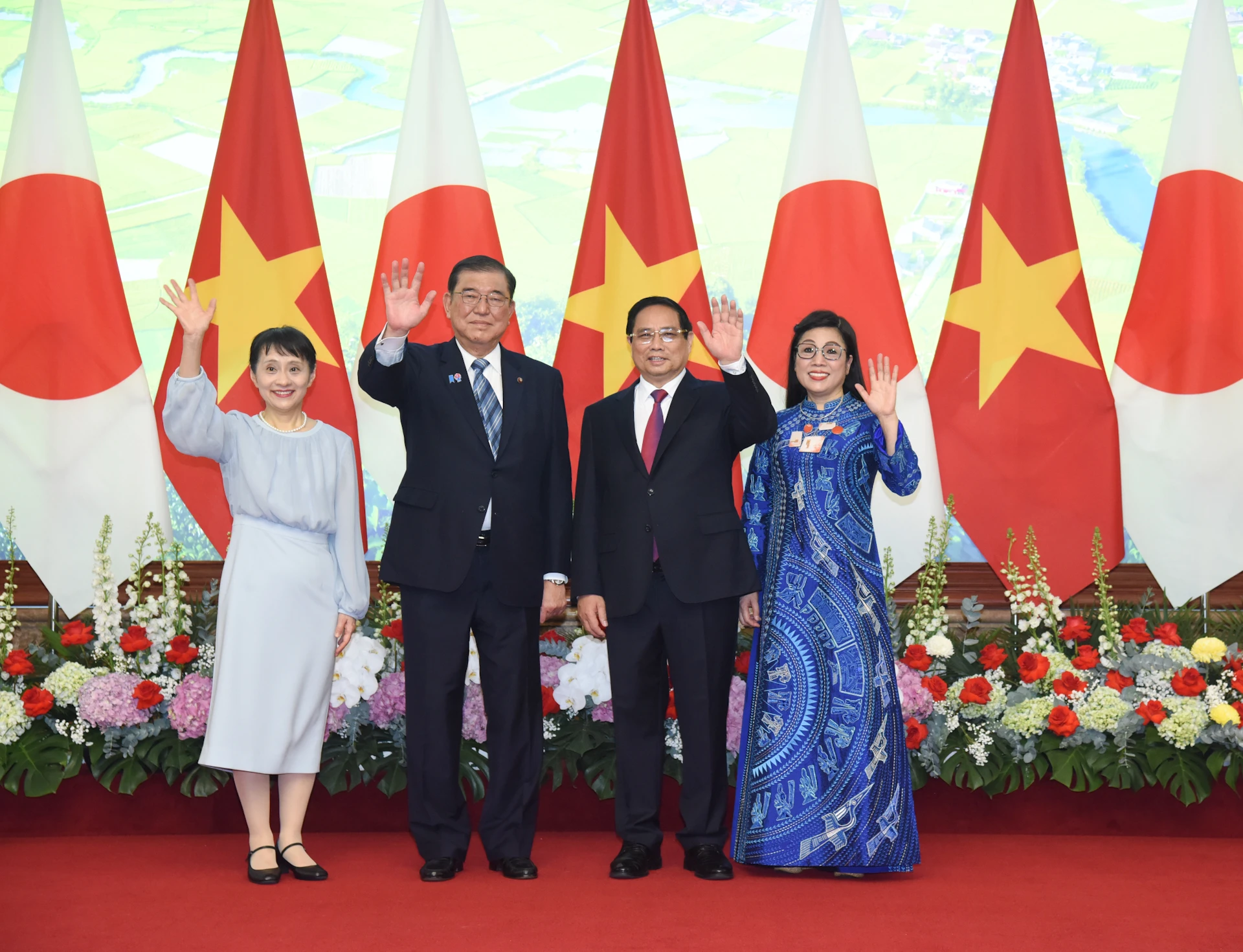 Thủ tướng Phạm Minh Ch&iacute;nh v&agrave; Thủ tướng Nhật Bản Ishiba Shigeru c&ugrave;ng hai Phu nh&acirc;n - Ảnh: VGP